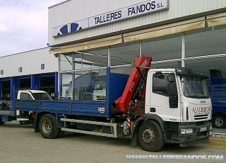 Camion IVECO Eurocargo Ml180E28, paso 5175, Euro 4, con caja fija y grua  FASSI, F170A.22.

Medidad: (8.92x2.55x3.65m)

Seminuevo.