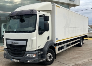 Camión marca DAF,
modelo  LF 220 FA, Euro 6,
con cambio automático
del año 2015 
con 441.419km, 
carrozado con
 caja cerrada de 9m de largo x 2.36m de ancho y 2m de altura con puerta elevadora trasera de 2.000kg.  Precio 34.000€+IVA, reacondicionado y sin garantía.