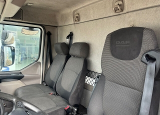Camión marca DAF,
modelo  LF 220 FA, Euro 6,
con cambio automático
del año 2015 
con 441.419km, 
carrozado con
 caja cerrada de 9m de largo x 2.36m de ancho y 2m de altura con puerta elevadora trasera de 2.000kg.  Precio 34.000€+IVA, reacondicionado y sin garantía.