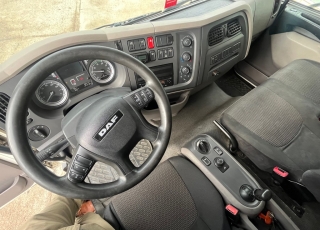 Camión marca DAF,
modelo  LF 220 FA, Euro 6,
con cambio automático
del año 2015 
con 441.419km, 
carrozado con
 caja cerrada de 9m de largo x 2.36m de ancho y 2m de altura con puerta elevadora trasera de 2.000kg.  Precio 34.000€+IVA, reacondicionado y sin garantía.