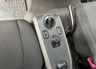 Camión marca DAF,
modelo  LF 220 FA, Euro 6,
con cambio automático
del año 2015 
con 441.419km, 
carrozado con
 caja cerrada de 9m de largo x 2.36m de ancho y 2m de altura con puerta elevadora trasera de 2.000kg.  Precio 34.000€+IVA, reacondicionado y sin garantía.