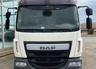 Camión marca DAF,
modelo  LF 220 FA, Euro 6,
con cambio automático
del año 2015 
con 441.419km, 
carrozado con
 caja cerrada de 9m de largo x 2.36m de ancho y 2m de altura con puerta elevadora trasera de 2.000kg.  Precio 34.000€+IVA, reacondicionado y sin garantía.