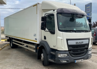 Camión marca DAF,
modelo  LF 220 FA, Euro 6,
con cambio automático
del año 2015 
con 441.419km, 
carrozado con
 caja cerrada de 9m de largo x 2.36m de ancho y 2m de altura con puerta elevadora trasera de 2.000kg.  Precio 34.000€+IVA, reacondicionado y sin garantía.