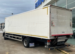 Camión marca DAF,
modelo  LF 220 FA, Euro 6,
con cambio automático
del año 2015 
con 441.419km, 
carrozado con
 caja cerrada de 9m de largo x 2.36m de ancho y 2m de altura con puerta elevadora trasera de 2.000kg.  Precio 34.000€+IVA, reacondicionado y sin garantía.