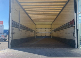 Camión marca DAF,
modelo  LF 220 FA, Euro 6,
con cambio automático
del año 2015 
con 441.419km, 
carrozado con
 caja cerrada de 9m de largo x 2.36m de ancho y 2m de altura con puerta elevadora trasera de 2.000kg.  Precio 34.000€+IVA, reacondicionado y sin garantía.