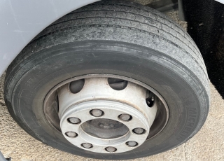 Camión marca DAF,
modelo  LF 220 FA, Euro 6,
con cambio automático
del año 2015 
con 441.419km, 
carrozado con
 caja cerrada de 9m de largo x 2.36m de ancho y 2m de altura con puerta elevadora trasera de 2.000kg.  Precio 34.000€+IVA, reacondicionado y sin garantía.