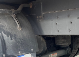 Camión marca DAF,
modelo  LF 220 FA, Euro 6,
con cambio automático
del año 2015 
con 441.419km, 
carrozado con
 caja cerrada de 9m de largo x 2.36m de ancho y 2m de altura con puerta elevadora trasera de 2.000kg.  Precio 34.000€+IVA, reacondicionado y sin garantía.
