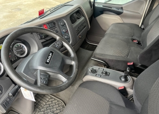Camión marca DAF,
modelo  LF 220 FA, Euro 6,
con cambio automático
del año 2015 
con 441.419km, 
carrozado con
 caja cerrada de 9m de largo x 2.36m de ancho y 2m de altura con puerta elevadora trasera de 2.000kg.  Precio 34.000€+IVA, reacondicionado y sin garantía.