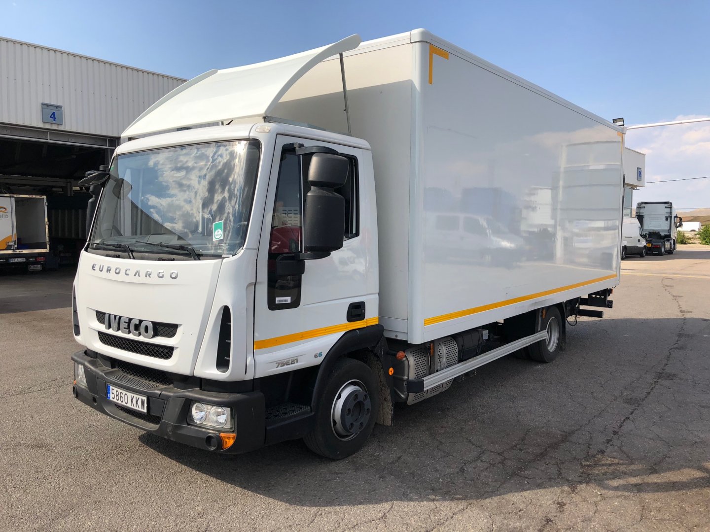 Caja cerrada IVECO ML75E21/P Camiones Rígidos Ocasion Talleres Caja cerrada IVECO ML75E21/P Camiones Rígidos Ocasion Talleres