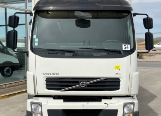 Camión marca VOLVO,
modelo  FL 240 E5
con cambio automático
del año 2012 
con 381.958km, 
carrozado con
 caja cerrada de 6.57m de largo x 2.43m de ancho y 2.46m de altura con 4 puertas laterales y
con puerta elevadora trasera.

Precio 25.400€+IVA, reacondicionado y legalizado en España