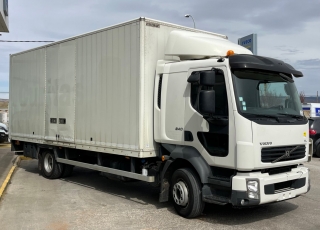 Camión marca VOLVO,
modelo  FL 240 E5
con cambio automático
del año 2012 
con 381.958km, 
carrozado con
 caja cerrada de 6.57m de largo x 2.43m de ancho y 2.46m de altura con 4 puertas laterales y
con puerta elevadora trasera.

Precio 25.400€+IVA, reacondicionado y legalizado en España