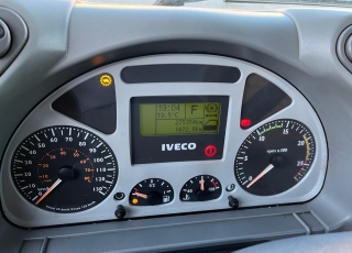 Camión rígido marca IVECO, 
modelo AD260T31, 6x4,
con caja fija y grúa PM30 del año 2005.
Con cambio manual, 275.352km y caja fija.
Grúa PM30027 de 23Tn de 7 prolongas, mando a distancia y cabrestante.