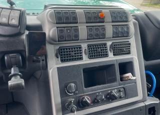 Camión IVECO STRALIS AD260S36YP  3 ejes con cabina corta, cambio automático, del año finales 2010 con 527630km caja abierta y grua FASSI F155A.23 con radio mando


Precio 48.500€+IVA