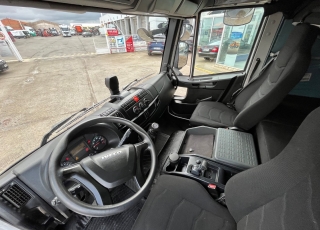 Camión IVECO Eurocargo ML90E22 con cabina larga con dos camas, cambio manual, del año 2018 y 430.629km.

Carrozado con caja tauliner de lonas, cartolas de aluminio y dos puertas tipo libro. 
Con unas medidas interiores de 6.88m de longitud x 2.48m de ancho x 2.62m de altura.

Precio 26.500€+IVA con camión reacondicionado, itv y tacografo en vigor, mantenimientos hechos y SIN garantía.