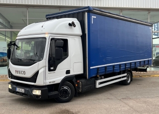 Camión IVECO Eurocargo ML90E22 con cabina larga con dos camas, cambio manual, del año 2018 y 430.629km.

Carrozado con caja tauliner de lonas, cartolas de aluminio y dos puertas tipo libro. 
Con unas medidas interiores de 6.88m de longitud x 2.48m de ancho x 2.62m de altura.

Precio 26.500€+IVA con camión reacondicionado, itv y tacografo en vigor, mantenimientos hechos y SIN garantía.