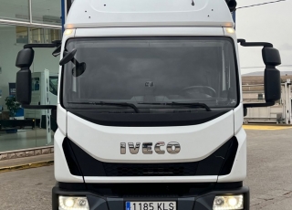 Camión IVECO Eurocargo ML90E22 con cabina larga con dos camas, cambio manual, del año 2018 y 430.629km.

Carrozado con caja tauliner de lonas, cartolas de aluminio y dos puertas tipo libro. 
Con unas medidas interiores de 6.88m de longitud x 2.48m de ancho x 2.62m de altura.

Precio 26.500€+IVA con camión reacondicionado, itv y tacografo en vigor, mantenimientos hechos y SIN garantía.