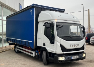 Camión IVECO Eurocargo ML90E22 con cabina larga con dos camas, cambio manual, del año 2018 y 430.629km.

Carrozado con caja tauliner de lonas, cartolas de aluminio y dos puertas tipo libro. 
Con unas medidas interiores de 6.88m de longitud x 2.48m de ancho x 2.62m de altura.

Precio 26.500€+IVA con camión reacondicionado, itv y tacografo en vigor, mantenimientos hechos y SIN garantía.