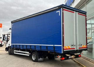 Camión IVECO Eurocargo ML90E22 con cabina larga con dos camas, cambio manual, del año 2018 y 430.629km.

Carrozado con caja tauliner de lonas, cartolas de aluminio y dos puertas tipo libro. 
Con unas medidas interiores de 6.88m de longitud x 2.48m de ancho x 2.62m de altura.

Precio 26.500€+IVA con camión reacondicionado, itv y tacografo en vigor, mantenimientos hechos y SIN garantía.