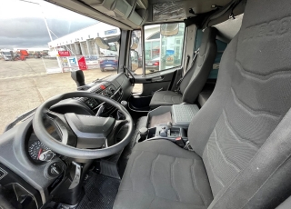 Camión IVECO Eurocargo ML90E22 con cabina larga con dos camas, cambio manual, del año 2018 y 430.629km.

Carrozado con caja tauliner de lonas, cartolas de aluminio y dos puertas tipo libro. 
Con unas medidas interiores de 6.88m de longitud x 2.48m de ancho x 2.62m de altura.

Precio 26.500€+IVA con camión reacondicionado, itv y tacografo en vigor, mantenimientos hechos y SIN garantía.