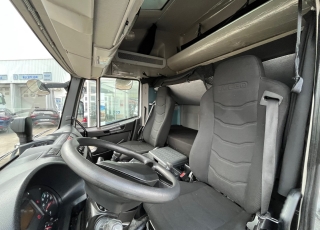 Camión IVECO Eurocargo ML90E22 con cabina larga con dos camas, cambio manual, del año 2018 y 430.629km.

Carrozado con caja tauliner de lonas, cartolas de aluminio y dos puertas tipo libro. 
Con unas medidas interiores de 6.88m de longitud x 2.48m de ancho x 2.62m de altura.

Precio 26.500€+IVA con camión reacondicionado, itv y tacografo en vigor, mantenimientos hechos y SIN garantía.