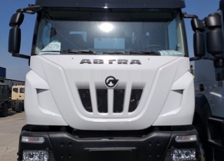 Nuevo camión en chasis ASTRA HD9 64.45, 6x4 de 450cv, Euro 6,
con cambio manual e intader.  - Aire acondicionado.
 - Visera.
 - Asiento conductor Confort.
 - Gancho de remolque trasero. Orlandi.
 - Radio Bluetooh con manos libres.
 - Espejos retrovisores eléctricos.
 - Faros rotativos.
 - 5º punto de sujección del cambio. 
 - Cambio manual con intarder.