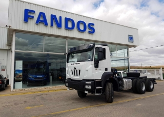 Nuevo IVECO ASTRA HD9 64.50, 6x4 de 500cv, Euro 6 con cambio manual.

   - Aire acondicionado.
 - Visera.
 - Avisador acústico marcha atrás.
 - Gancho de maniobra trasero.
 - Freno de mano adicional anterior.
 - Barra estabilizadora trasera.
 - Barra estabilizadora intermedia.
 - Ballestas posteriores reforzadas.
 - Ventana pared trasera cabina.
 - Toma fuerza ZF NH/4C
 - Faros antiniebla.
 - Toma de aire en chasis y manguera.
 - Ballestas anteriores reforzadas.
 - Bocina neumática
 - Escalón de inspección delantero.
 - Calandra blanca con logo negro.
 - Protección radiador
 - Deposito de urea y filtro gasoil calefactado.
 - Rejilla protección pilotos traseros.
 - Radio Bluetooh con manos libres y MP3.