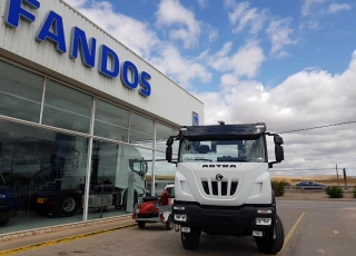 Nuevo IVECO ASTRA HD9 64.50, 6x4 de 500cv, Euro 6 con cambio manual.

   - Aire acondicionado.
 - Visera.
 - Avisador acústico marcha atrás.
 - Gancho de maniobra trasero.
 - Freno de mano adicional anterior.
 - Barra estabilizadora trasera.
 - Barra estabilizadora intermedia.
 - Ballestas posteriores reforzadas.
 - Ventana pared trasera cabina.
 - Toma fuerza ZF NH/4C
 - Faros antiniebla.
 - Toma de aire en chasis y manguera.
 - Ballestas anteriores reforzadas.
 - Bocina neumática
 - Escalón de inspección delantero.
 - Calandra blanca con logo negro.
 - Protección radiador
 - Deposito de urea y filtro gasoil calefactado.
 - Rejilla protección pilotos traseros.
 - Radio Bluetooh con manos libres y MP3.