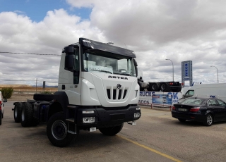 Nuevo IVECO ASTRA HD9 64.50, 6x4 de 500cv, Euro 6 con cambio manual.

   - Aire acondicionado.
 - Visera.
 - Avisador acústico marcha atrás.
 - Gancho de maniobra trasero.
 - Freno de mano adicional anterior.
 - Barra estabilizadora trasera.
 - Barra estabilizadora intermedia.
 - Ballestas posteriores reforzadas.
 - Ventana pared trasera cabina.
 - Toma fuerza ZF NH/4C
 - Faros antiniebla.
 - Toma de aire en chasis y manguera.
 - Ballestas anteriores reforzadas.
 - Bocina neumática
 - Escalón de inspección delantero.
 - Calandra blanca con logo negro.
 - Protección radiador
 - Deposito de urea y filtro gasoil calefactado.
 - Rejilla protección pilotos traseros.
 - Radio Bluetooh con manos libres y MP3.