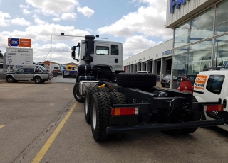 Nuevo IVECO ASTRA HD9 64.50, 6x4 de 500cv, Euro 6 con cambio manual.

   - Aire acondicionado.
 - Visera.
 - Avisador acústico marcha atrás.
 - Gancho de maniobra trasero.
 - Freno de mano adicional anterior.
 - Barra estabilizadora trasera.
 - Barra estabilizadora intermedia.
 - Ballestas posteriores reforzadas.
 - Ventana pared trasera cabina.
 - Toma fuerza ZF NH/4C
 - Faros antiniebla.
 - Toma de aire en chasis y manguera.
 - Ballestas anteriores reforzadas.
 - Bocina neumática
 - Escalón de inspección delantero.
 - Calandra blanca con logo negro.
 - Protección radiador
 - Deposito de urea y filtro gasoil calefactado.
 - Rejilla protección pilotos traseros.
 - Radio Bluetooh con manos libres y MP3.