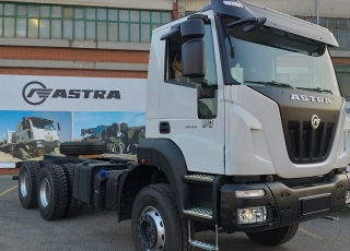 Nuevo IVECO ASTRA HD9 64.50, 6x4 de 500cv, Euro 6 con cambio manual.

 - Aire acondicionado.
 - Visera.
 - Asiento conductor Confort.
 - Gancho de maniobra trasero.
 - Radio Bluetooh con manos libres.
 - Espejos retrovisores calefactados.
 - Faros rotativos led.
 - Calandra bicolor
 - Deposito de urea calefactado.
 - ABS
 - Cambio manual.