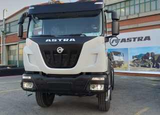 Nuevo IVECO ASTRA HD9 64.50, 6x4 de 500cv, Euro 6 con cambio manual.

 - Aire acondicionado.
 - Visera.
 - Asiento conductor Confort.
 - Gancho de maniobra trasero.
 - Radio Bluetooh con manos libres.
 - Espejos retrovisores calefactados.
 - Faros rotativos led.
 - Calandra bicolor
 - Deposito de urea calefactado.
 - ABS
 - Cambio manual.