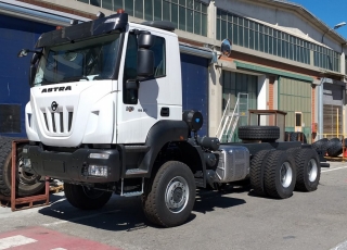 Nuevo IVECO ASTRA HD9 66.50, 6x6 de 500cv, Euro 6 con cambio manual.
  
 - Aire acondicionado.
 - Visera exterior.
 - Gancho maniobra posterior.
 - Autoradio bluetooh.
 - Ballesta anterior y posterior reforzada.
 - Escalon de inspecion en parachoques delantero.
 - Deposito Urea y Filtro Gasoil Calefactado.
 - Freno estacionamiento delantero.
 - Rejilla protección pilotos traseros.
 - Bloqueo diferencial anterior.
 - Protector de radiador.
 - ABS y ASR modo Off-Road.
 - Barra, faros de trabajo y rotativos.
 - Caja de cambios manual.
 - Neumaticos 385/65R22,5 y 315/80R22,5
 -Toma de fuerza