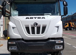 Nuevo IVECO ASTRA HD9 66.50, 6x6 de 500cv, Euro 6 con cambio manual.
  
 - Aire acondicionado.
 - Visera exterior.
 - Gancho maniobra posterior.
 - Autoradio bluetooh.
 - Ballesta anterior y posterior reforzada.
 - Escalon de inspecion en parachoques delantero.
 - Deposito Urea y Filtro Gasoil Calefactado.
 - Freno estacionamiento delantero.
 - Rejilla protección pilotos traseros.
 - Bloqueo diferencial anterior.
 - Protector de radiador.
 - ABS y ASR modo Off-Road.
 - Barra, faros de trabajo y rotativos.
 - Caja de cambios manual.
 - Neumaticos 385/65R22,5 y 315/80R22,5
 -Toma de fuerza