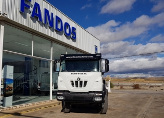 Nuevo IVECO ASTRA HD9 84.50, 8x4 de 500cv, Euro 6 con cambio automático.

- Cruise control
- Rejillas protección faros delanteros
- Aire acondicionado
- Visera 
- Avisador acústico marcha atrás.
- Gancho de maniobra trasero.
- Barras estabilizadoras.
- Bloqueo diferencial.
- Espejos calefactados y telecomandados.
- Asiento con suspensión neumática.
- Suspensión trasera reforzada.
- Protección del radiador
- Deposito de Ad-Blue y filtro calefactados.
- Radio CD con manos libres.
- Toma de fuerza
- 5º punto sujeción cambio