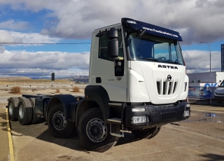 Nuevo IVECO ASTRA HD9 84.50, 8x4 de 500cv, Euro 6 con cambio automático.

- Cruise control
- Rejillas protección faros delanteros
- Aire acondicionado
- Visera 
- Avisador acústico marcha atrás.
- Gancho de maniobra trasero.
- Barras estabilizadoras.
- Bloqueo diferencial.
- Espejos calefactados y telecomandados.
- Asiento con suspensión neumática.
- Suspensión trasera reforzada.
- Protección del radiador
- Deposito de Ad-Blue y filtro calefactados.
- Radio CD con manos libres.
- Toma de fuerza
- 5º punto sujeción cambio