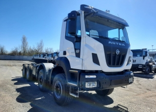 Camión NUEVO ASTRA HD9 84.51,
8x4, con motor Cursor 13 de 510cv,
cambio automatizado TRAXON,
neumáticos 385/65R22.5 y 315/80R22.5,
suspensión trasera reforzada, 
gancho de maniobra trasero,
asiento de conductor con suspensión neumática.