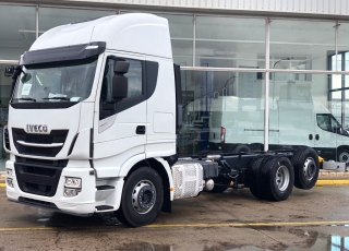 Nuevo IVECO AS260S46Y/PS HW EVO automática, con intarder, E6,  ADR, suspensión neumática en ejes traseros, 3 eje elevable y direccional, con enganche trasero, neumáticos 315/80R22.5.