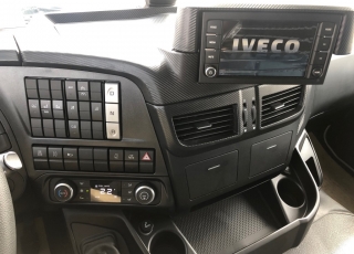Nuevo IVECO AT260S42Y/FS CM HR EVO automática, con intarder, E6, suspensión neumática en todos ejes, 3 eje elevable y direccional, con enganche trasero, neumáticos 385/55R22.5 y 315/70R22.5.
Carrozado para cajas moviles.