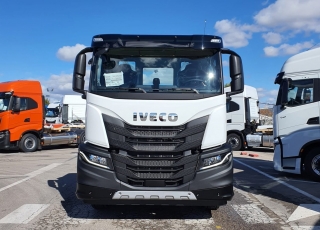 Nuevo IVECO X-WAY  IVECO AD280X42YPS ON+ 4.500 en chasis.
- 6x2.
- Tercer eje elevable y direccional.
- 420cv.
- Automático (Hi Tronix) con Intarder.
- Aire Acondicionado.
- Asiendo conductor neumático.
- Hill Holder
- Versión remolcador
- Modo Rocking.
- Radio Bluetooth.
- Ventana en Pared Trasera.
- Visera.
- Toma de fuerza NH/4C.
- Espejos retrovisores calefactados y telecomandados.
- Luces antiniebla.
- Parasol enrollable en puertas.
- Suspensión reforzada.
- Deposito de urea de 80l.
- Caja telematica.
- Travesaño posterior D=200KN
- Neumáticos 315/80R22.5