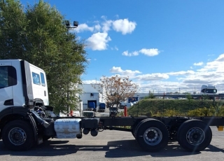 Nuevo IVECO X-WAY  IVECO AD280X42YPS ON+ 4.500 en chasis.
- 6x2.
- Tercer eje elevable y direccional.
- 420cv.
- Automático (Hi Tronix) con Intarder.
- Aire Acondicionado.
- Asiendo conductor neumático.
- Hill Holder
- Versión remolcador
- Modo Rocking.
- Radio Bluetooth.
- Ventana en Pared Trasera.
- Visera.
- Toma de fuerza NH/4C.
- Espejos retrovisores calefactados y telecomandados.
- Luces antiniebla.
- Parasol enrollable en puertas.
- Suspensión reforzada.
- Deposito de urea de 80l.
- Caja telematica.
- Travesaño posterior D=200KN
- Neumáticos 315/80R22.5