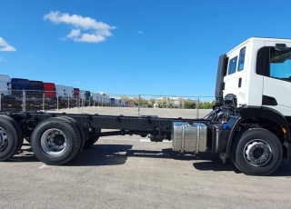 Nuevo IVECO X-WAY  IVECO AD280X42YPS ON+ 4.500 en chasis.
- 6x2.
- Tercer eje elevable y direccional.
- 420cv.
- Automático (Hi Tronix) con Intarder.
- Aire Acondicionado.
- Asiendo conductor neumático.
- Hill Holder
- Versión remolcador
- Modo Rocking.
- Radio Bluetooth.
- Ventana en Pared Trasera.
- Visera.
- Toma de fuerza NH/4C.
- Espejos retrovisores calefactados y telecomandados.
- Luces antiniebla.
- Parasol enrollable en puertas.
- Suspensión reforzada.
- Deposito de urea de 80l.
- Caja telematica.
- Travesaño posterior D=200KN
- Neumáticos 315/80R22.5