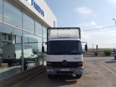 Camión Rígido de 2 ejes MERCEDES ATEGO 1317, 4x2, manual, del año 1998 con 1.032.019km, con una jaula ganadera de 3 pisos de 6.10 m de longitud y ascensor trasero.