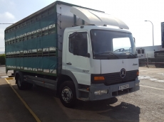 Camión Rígido de 2 ejes MERCEDES ATEGO 1317, 4x2, manual, del año 1998 con 1.032.019km, con una jaula ganadera de 3 pisos de 6.10 m de longitud y ascensor trasero.