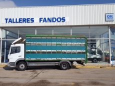 Camión Rígido de 2 ejes MERCEDES ATEGO 1317, 4x2, manual, del año 1998 con 1.032.019km, con una jaula ganadera de 3 pisos de 6.10 m de longitud y ascensor trasero.