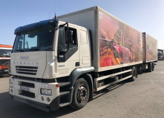 Camión IVECO, 
Modelo AT440S35T/P 
con cambio eurotronic con intarder, 
1.033.888km,
del año 2006,
con caja isotermo con medidas interiores  7.5m x 2.45m x 2.4m de altura.  Remolque isotermo con puerta elevadora y pasarela para cargar el camión.
El remolque tiene unas medidas interiores de  7.35m x 2.5mx x 2.59m de altura.