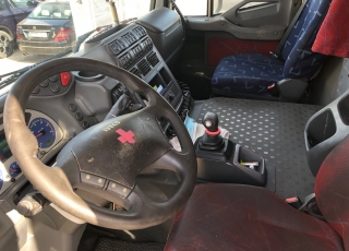 Camión IVECO, 
Modelo AT440S35T/P 
con cambio eurotronic con intarder, 
1.033.888km,
del año 2006,
con caja isotermo con medidas interiores  7.5m x 2.45m x 2.4m de altura.  Remolque isotermo con puerta elevadora y pasarela para cargar el camión.
El remolque tiene unas medidas interiores de  7.35m x 2.5mx x 2.59m de altura.