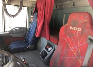 Camión IVECO, 
Modelo AT440S35T/P 
con cambio eurotronic con intarder, 
1.033.888km,
del año 2006,
con caja isotermo con medidas interiores  7.5m x 2.45m x 2.4m de altura.  Remolque isotermo con puerta elevadora y pasarela para cargar el camión.
El remolque tiene unas medidas interiores de  7.35m x 2.5mx x 2.59m de altura.