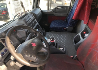 Camión IVECO, 
Modelo AT440S35T/P 
con cambio eurotronic con intarder, 
1.033.888km,
del año 2006,
con caja isotermo con medidas interiores  7.5m x 2.45m x 2.4m de altura.  Remolque isotermo con puerta elevadora y pasarela para cargar el camión.
El remolque tiene unas medidas interiores de  7.35m x 2.5mx x 2.59m de altura.