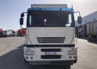 Camión IVECO, 
Modelo AT440S35T/P 
con cambio eurotronic con intarder, 
1.033.888km,
del año 2006,
con caja isotermo con medidas interiores  7.5m x 2.45m x 2.4m de altura.  Remolque isotermo con puerta elevadora y pasarela para cargar el camión.
El remolque tiene unas medidas interiores de  7.35m x 2.5mx x 2.59m de altura.