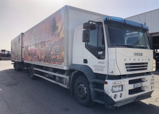 Camión IVECO, 
Modelo AT440S35T/P 
con cambio eurotronic con intarder, 
1.033.888km,
del año 2006,
con caja isotermo con medidas interiores  7.5m x 2.45m x 2.4m de altura.  Remolque isotermo con puerta elevadora y pasarela para cargar el camión.
El remolque tiene unas medidas interiores de  7.35m x 2.5mx x 2.59m de altura.